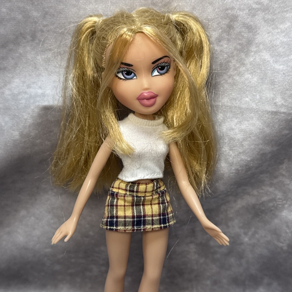 Vintage Bratz Chloe RARE Doll 2001 with Pink Fuzzy Y2K Phone & 2 Silver Brushes - Picture 2 of 16